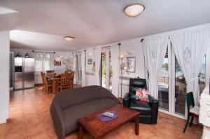 Posezení v ubytování Exclusive Beachfront Villa with Pool for 8 at Island Brač