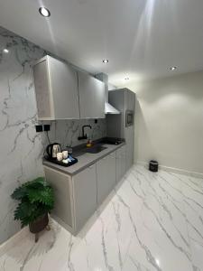 Kuchyň nebo kuchyňský kout v ubytování Afaq Retaj Serviced Apartments + 46 fotografií