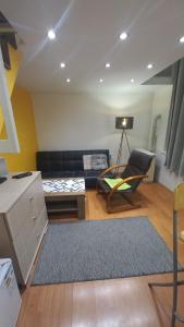 uma sala de estar com um sofá e uma cadeira em GoldApartment em Budapeste