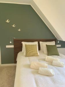 ein Schlafzimmer mit einem großen weißen Bett mit zwei Kissen in der Unterkunft La Grande Parenthèse Villa Golfe du Morbihan in Larmor-Baden