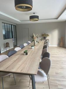 ein großer Konferenzraum mit einem langen Holztisch und Stühlen in der Unterkunft La Grande Parenthèse Villa Golfe du Morbihan in Larmor-Baden + 47 Fotos