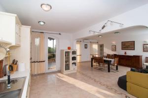 Η κουζίνα ή μικρή κουζίνα στο 10 Persons Villa With Pool at Island Brac