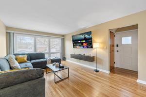 a living room with a couch and a table at Perfect Group Stay 7 Beds Sleeps 15 Massage Chair 20 Min NYC in Bayonne
