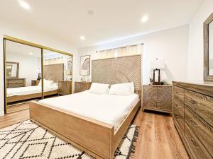 Postel nebo postele na pokoji v ubytování Unique 1BR Boho Abode in Hollywood - BR11 - BEV