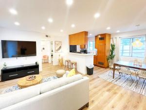 TV a/nebo společenská místnost v ubytování Unique 1BR Boho Abode in Hollywood - BR11 - BEV + 3 fotografie