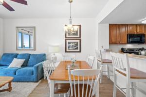 un soggiorno con un divano blu e un tavolo di Seychelles Unit 1205 a Panama City Beach