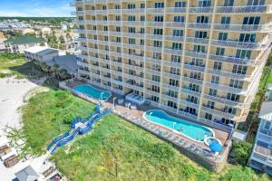 vista aerea di un grande edificio con piscina di Seychelles Unit 1205 a Panama City Beach