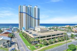 una vista aerea di un edificio con l'oceano sullo sfondo di Seychelles Unit 1205 a Panama City Beach