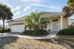 パナマ・シティ・ビーチにあるSalty Vibes - Panama City Beachの前にヤシの木がある家