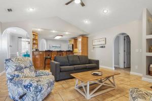 パナマ・シティ・ビーチにあるSalty Vibes - Panama City Beachのソファとテーブルのあるリビングルーム