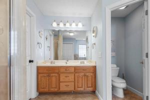 パナマ・シティ・ビーチにあるSalty Vibes - Panama City Beachの洗面台、トイレ、鏡のあるバスルーム +28枚の写真