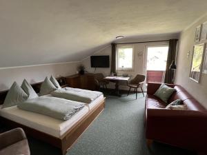 A seating area at Alpinum Hostel