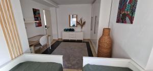 un soggiorno con scala e vaso di Apartment Fortuna in Calpe a Calpe