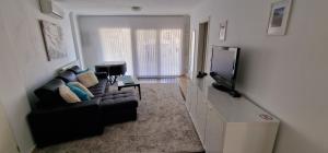 un soggiorno con divano e TV a schermo piatto di Apartment Fortuna in Calpe a Calpe