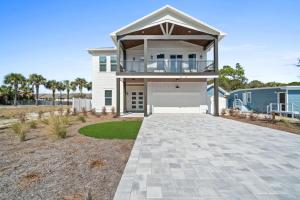 パナマ・シティ・ビーチにあるCasa Indigoのバルコニーと私道付きの広い白い家