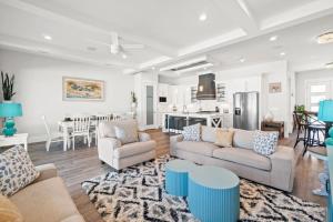 パナマ・シティ・ビーチにあるCasa Indigoのリビングルーム(ソファ2台付)、キッチンが備わります。