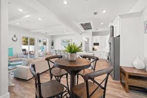 パナマ・シティ・ビーチにあるCasa Indigoのテーブルと椅子のあるキッチンとリビングルーム