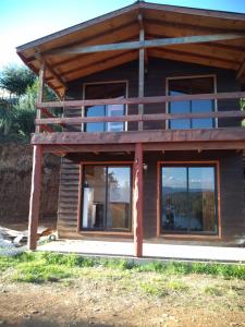 a house with windows and a wooden roof at Cabaña Tres Espinos Alto in Valdivia