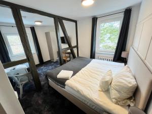 Postel nebo postele na pokoji v ubytování Riverside Inn + 37 fotografií