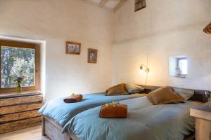 una camera da letto con due letti singoli e una finestra di Magnifique Bergerie Passione vue panoramique mer et maquis a Cargèse