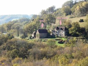una vecchia casa su una collina in un campo di La maison lotoise d'Alice et Jeanne a Faycelles