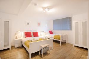 a white bedroom with a bed and a desk at 2BR, smart TV, self check-in, coffee machine in Manchester