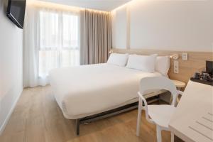 B&B HOTEL Alicante Centro客房内的一张或多张床位