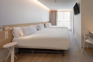 B&B HOTEL Alicante Centro客房内的一张或多张床位