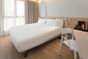 B&B HOTEL Alicante Centro客房内的一张或多张床位