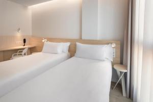 B&B HOTEL Alicante Centro客房内的一张或多张床位