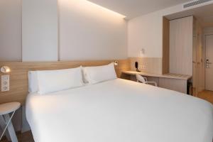 B&B HOTEL Alicante Centro客房内的一张或多张床位