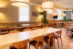 B&B HOTEL Alicante Centro的电视和/或娱乐中心