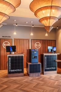 B&B HOTEL Alicante Centro的电视和/或娱乐中心