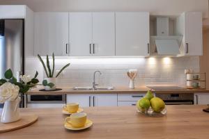 A kitchen or kitchenette at The Old Town Gem