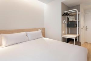 B&B HOTEL Alicante Centro客房内的一张或多张床位