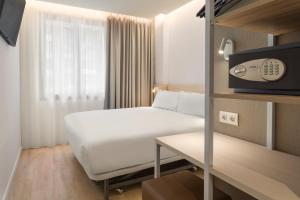 B&B HOTEL Alicante Centro客房内的一张或多张床位