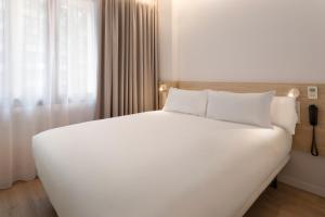B&B HOTEL Alicante Centro客房内的一张或多张床位