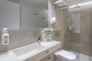 阿利坎特B&B HOTEL Alicante Centro的带水槽、马桶和镜子的浴室