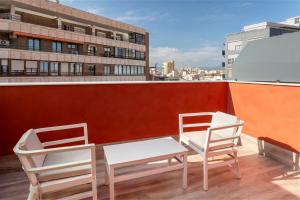 B&B HOTEL Alicante Centro的阳台或露台