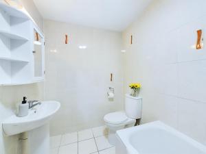 Ένα μπάνιο στο Newquay Entire House Fistral Beach +25 φωτογραφίες