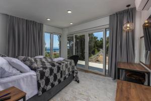 Una habitación con cama y vistas al océano. en Villa with 6 Bedrooms and Heated Pool, en Mošćenička Draga