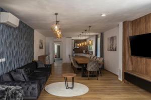 una sala de estar con un sofá y una mesa en Villa with 6 Bedrooms and Heated Pool, en Mošćenička Draga
