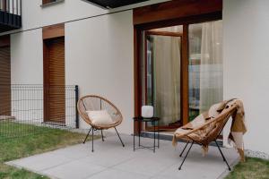un par de sillas y una mesa en un patio en Vilda Moderne, en Poznan
