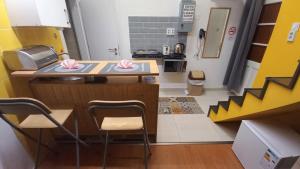 uma pequena cozinha com duas cadeiras e um balcão em GoldApartment em Budapeste mais 7 fotografias