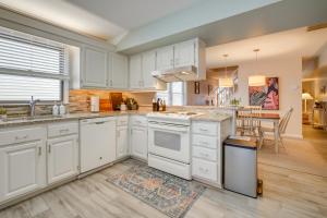 Η κουζίνα ή μικρή κουζίνα στο Steps to Beach Townhome with Balcony in Ocean City