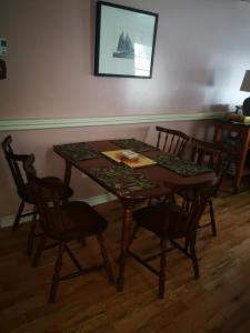 tavolo da pranzo con 4 sedie e tavolo con di Paradise Eastern Township cottage a Cowansville