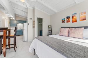 Ένα ή περισσότερα κρεβάτια σε δωμάτιο στο Sweet Sunset Studio Charming Condo with Lovely Views, Free WiFi - Close to Beach and Boardwalk