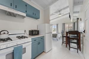 Η κουζίνα ή μικρή κουζίνα στο Sweet Sunset Studio Charming Condo with Lovely Views, Free WiFi - Close to Beach and Boardwalk