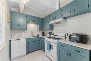 Η κουζίνα ή μικρή κουζίνα στο Sweet Sunset Studio Charming Condo with Lovely Views, Free WiFi - Close to Beach and Boardwalk