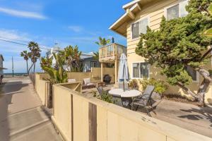 Μπαλκόνι ή βεράντα στο Sweet Sunset Studio Charming Condo with Lovely Views, Free WiFi - Close to Beach and Boardwalk +18 φωτογραφίες